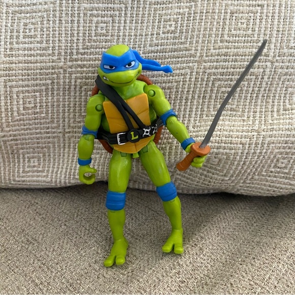 Teenage Mutant Ninja Turtle Leonardo Action Figure - Picture 1 of 5
